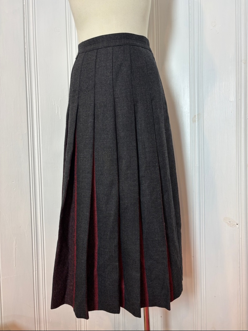 BLEYLE Germany 100% Virgin Wool Grey Pleated Midi Skirt - Size 40